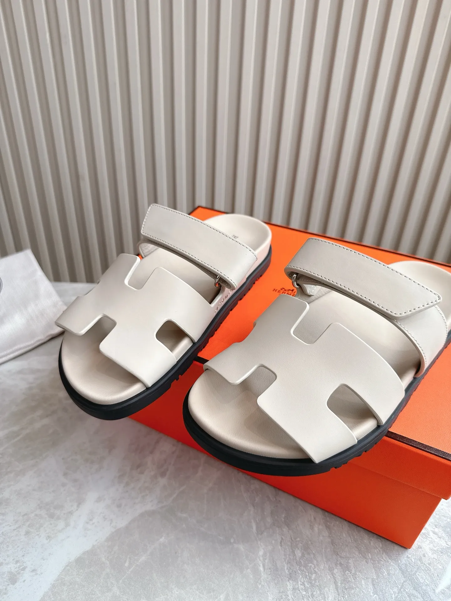 p480🐮🐮Couple model (top version) H family 2024 spring and summer new style HERMES Hermes' recently popular couple model pig nose angle sandals and slippers, paired with various colorful socks, popular. Upper: imported original deerskin (the genuine leather edging is not ordinary super migration). Lining: imported genuine leather. Outsole: Tpu non-slip and wear-resistant outsole. Size: Female 35-42 (40/42 non-returnable and non-exchangeable) Male size: 39-45 (45 non-refundable and non-exchangeable)